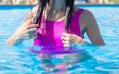 Kız bir mayo havuzu