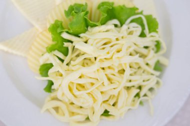 Peynir tabağı marul yaprakları ile