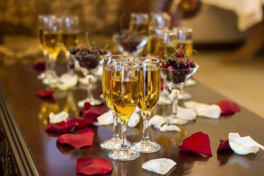 Şampanya ve meyve masanın üzerinde gözlük