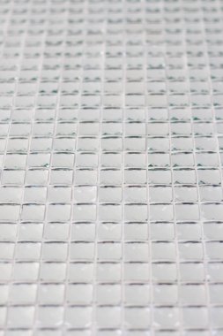 Kızlar denize yakın kayaların üzerinde oturuyorlar.