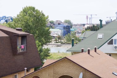 Sochi evlerin çatıları. Adler bölgesi. Haziran 2018