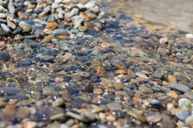Güzel çakıl dere akıyor