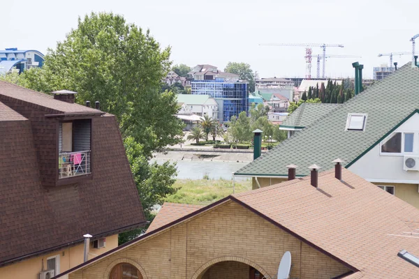 Sochi evlerin çatıları. Adler bölgesi. Haziran 2018