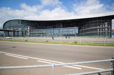 Öğleden sonra Adler tren istasyonunda.