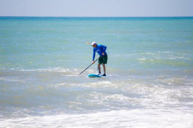 Sörfçü dalga için bekliyor