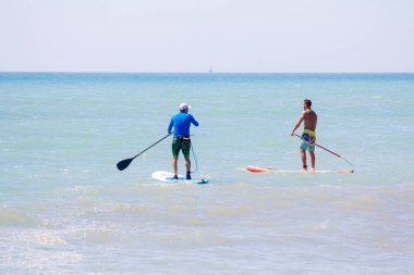 Sörfçü dalga için bekliyor