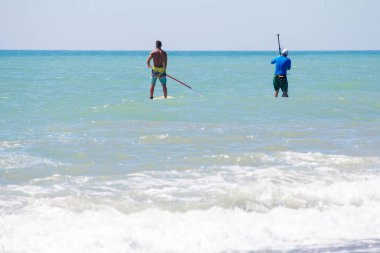 Sörfçü dalga için bekliyor