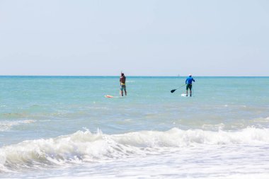 Sörfçü dalga için bekliyor