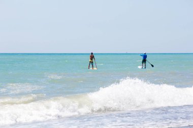 Sörfçü dalga için bekliyor