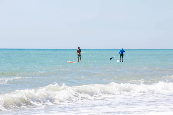 Los Surfistas Esperan Ola — Foto de Stock