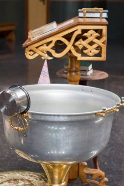 Kilisede vaftiz yazı tipi