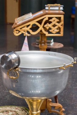 Kilisede vaftiz yazı tipi