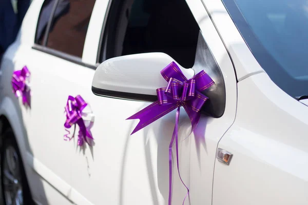 Arcs Mariage Violet Sur Porte Voiture — Photo