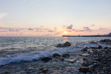 Gün batımında Rocky Sahili