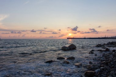 Gün batımında Rocky Sahili
