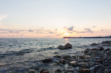 Gün batımında Rocky Sahili