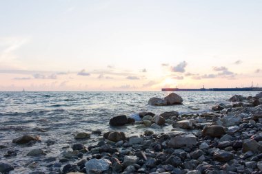 Gün batımında Rocky Sahili