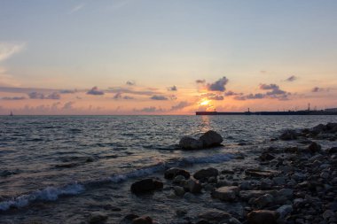 Gün batımında Rocky Sahili