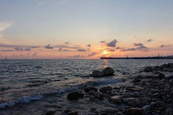 Gün batımında Rocky Sahili
