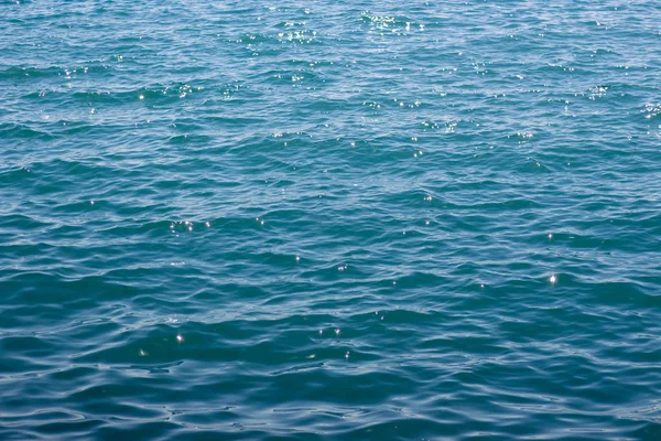 海輝く太陽の下で — ストック写真