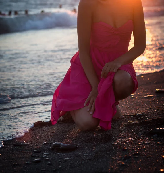 Lány Rózsaszín Ruha Tenger Sunset — Stock Fotó