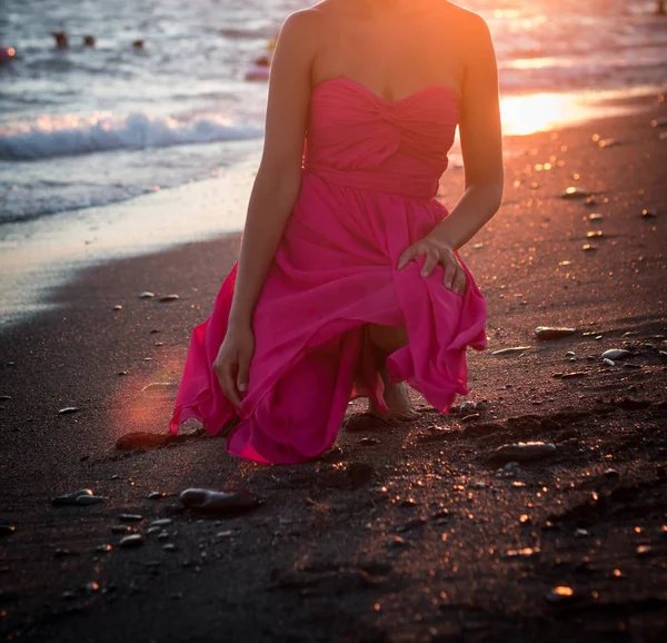 Lány Rózsaszín Ruha Tenger Sunset — Stock Fotó