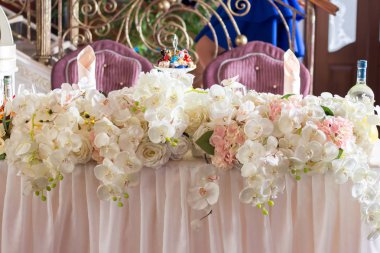 Kutlama için yemekli şenlikli yemek masası..