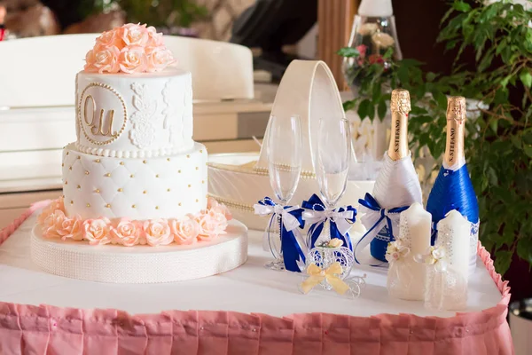 Sweet wedding cake with roses