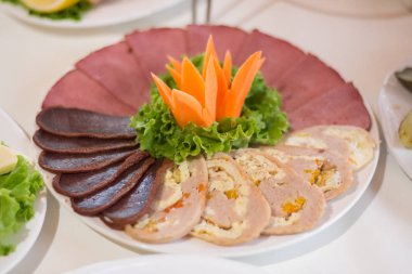 Bir tabağa dilimlenmiş et