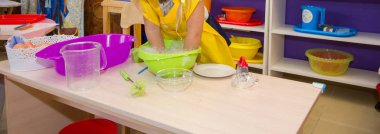 Küçük Kız çamaşır hanede oynuyor