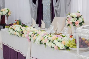 Kutlama için yemekli şenlikli yemek masası..