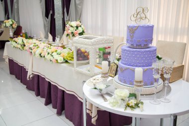 Zarif ışık mor düğün pastası