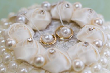 Güzel bir stand closeup üzerinde Alyans