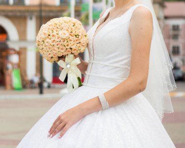 Güzel bir bej buket ile Gelin