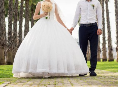 Gelin ve damat bir buket bir arada tutan