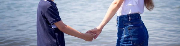 Lovers Stand Water Sea — Stock Photo, Image