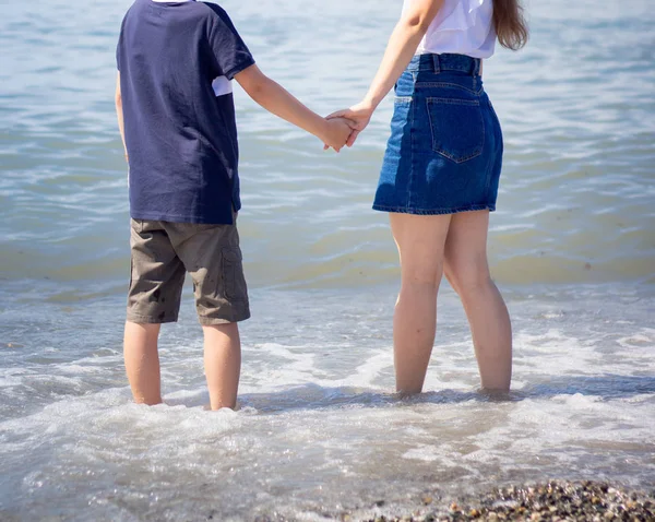 Lovers Stand Water Sea — Stock Photo, Image