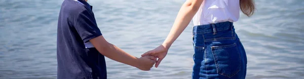 Les Amoureux Tiennent Dans Eau Mer — Photo