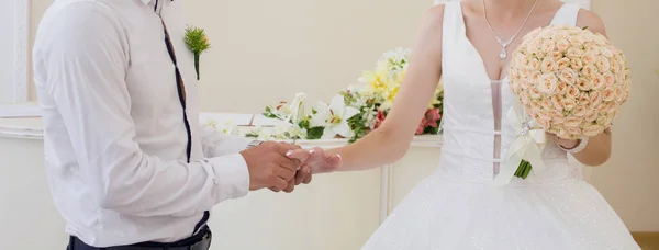 Nowożeńcy Urzędzie — Zdjęcie stockowe