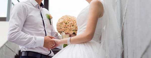 花嫁と花婿は一緒に花束を持って — ストック写真