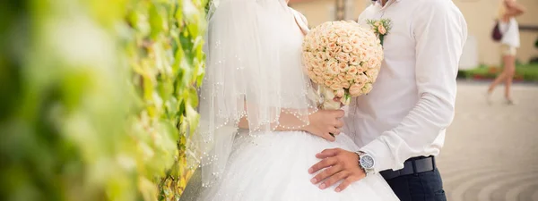 Noiva Noivo Segurando Juntos Buquê — Fotografia de Stock