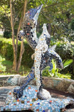 Soçi 'deki bir parkta terkedilmiş bir çeşmede yunuslarla heykel.