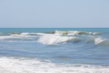 Denizde köpüklü el salla. Biraz heyecan