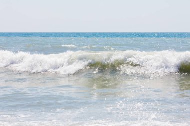 Denizde köpüklü el salla. Biraz heyecan