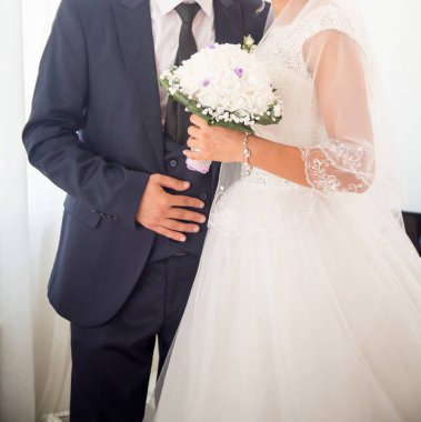 Gelin ve damat yan yana duruyor