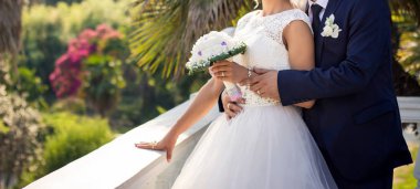 Gelin ve damat parkın balkonunda