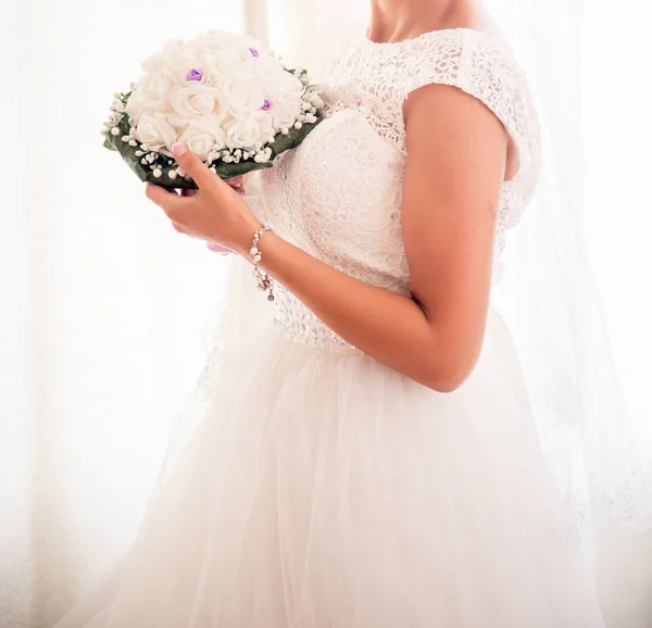 Mariée Avec Bouquet Sur Côté — Photo