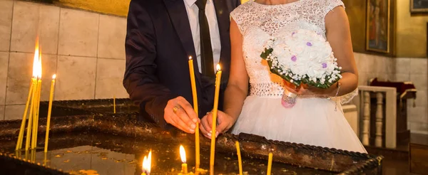 Gelin Damat Kilisede Mum Koymak — Stok fotoğraf