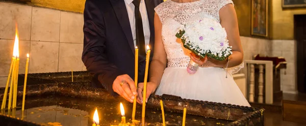 Gelin Damat Kilisede Mum Koymak — Stok fotoğraf