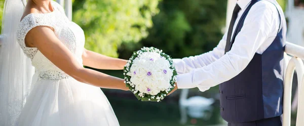 Bruid Bruidegom Brug Samengevoegd Handen — Stockfoto